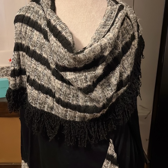 Oversized black sweater with black and grey stripes and fringe - Picture 2 of 5